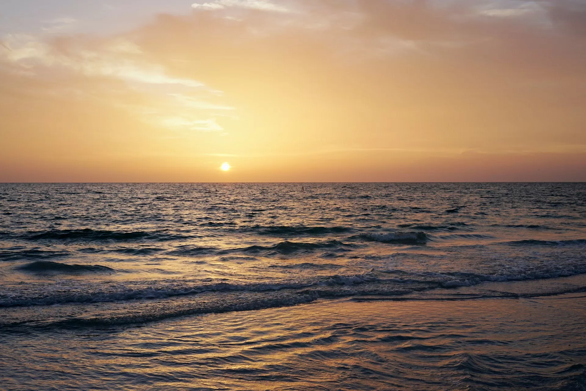 Uitzicht over de zee met zonsondergang vanuit Madeira Beach