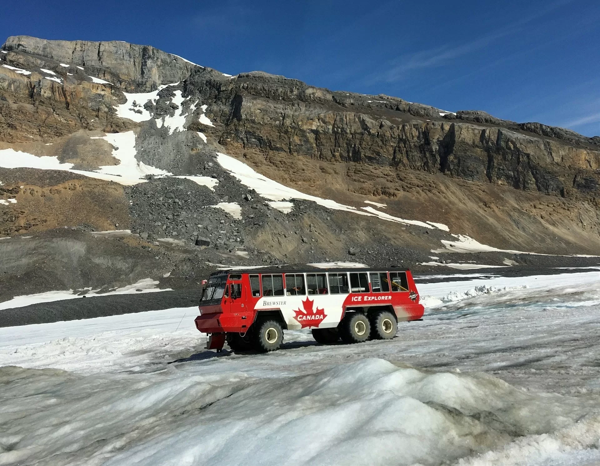 Ice Explorer Bus fährt über Eisfelder, Abenteuertour auf zugefrorenem See