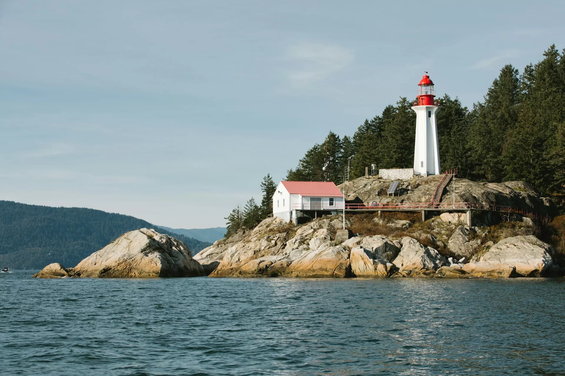 Cape Mudge Lighthouse aan de kust van Quadra Island