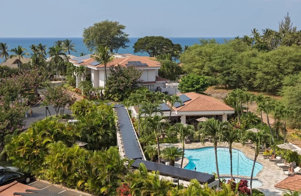 Luchtfoto van het buitenzwembad bij het Hotel Maui Coast Hotel Kihei