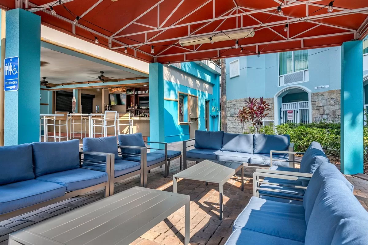 Terras met loungebanken bij het Hotel Holiday Inn Resort Orlando
