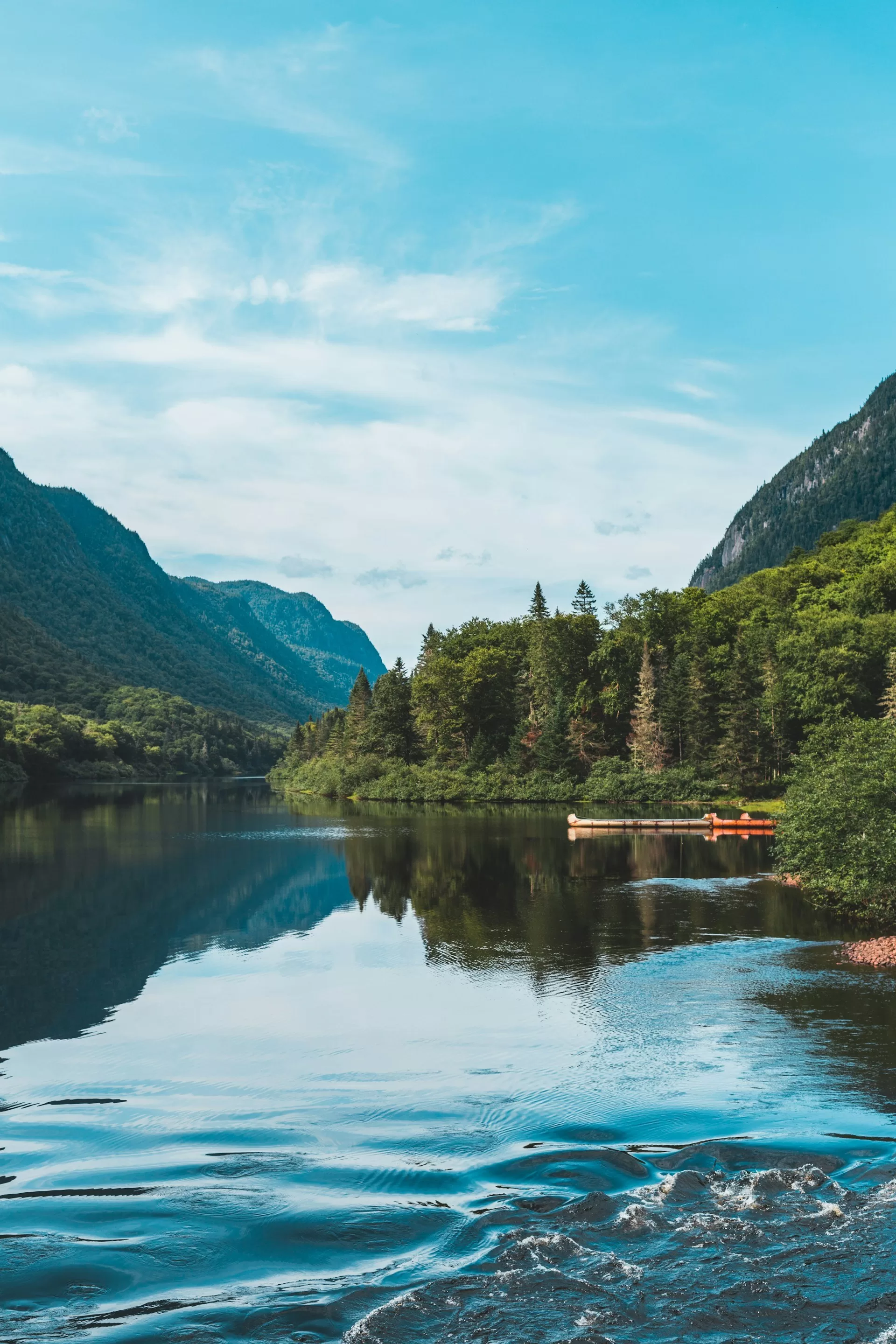 Een meer in het Jacques Cartier National Park in Quebec