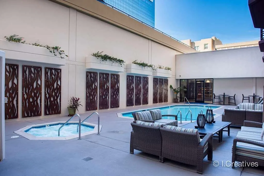 Buitenzwembad en jacuzzi met lounge set in het Best Western Bayside San Diego