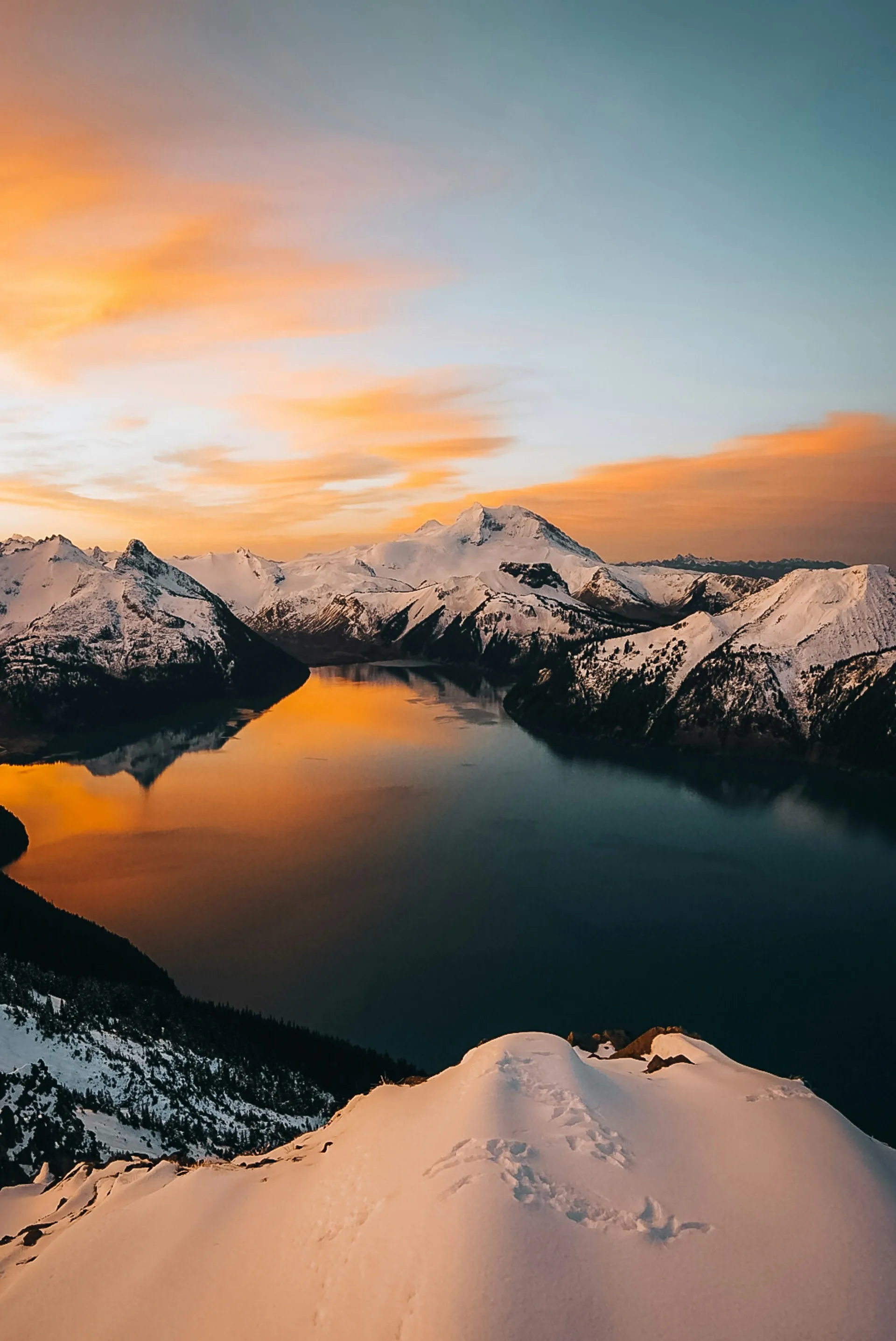 Een meer tussen de besneeuwde bergen in Whistler, British Columbia