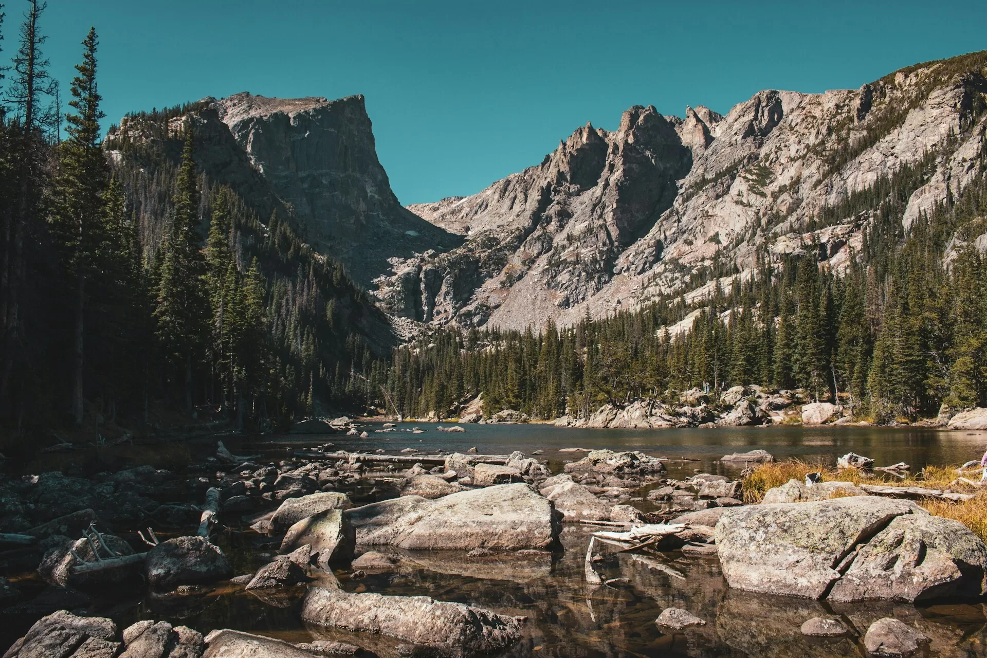 Een meertje tussen de Rocky Mountains