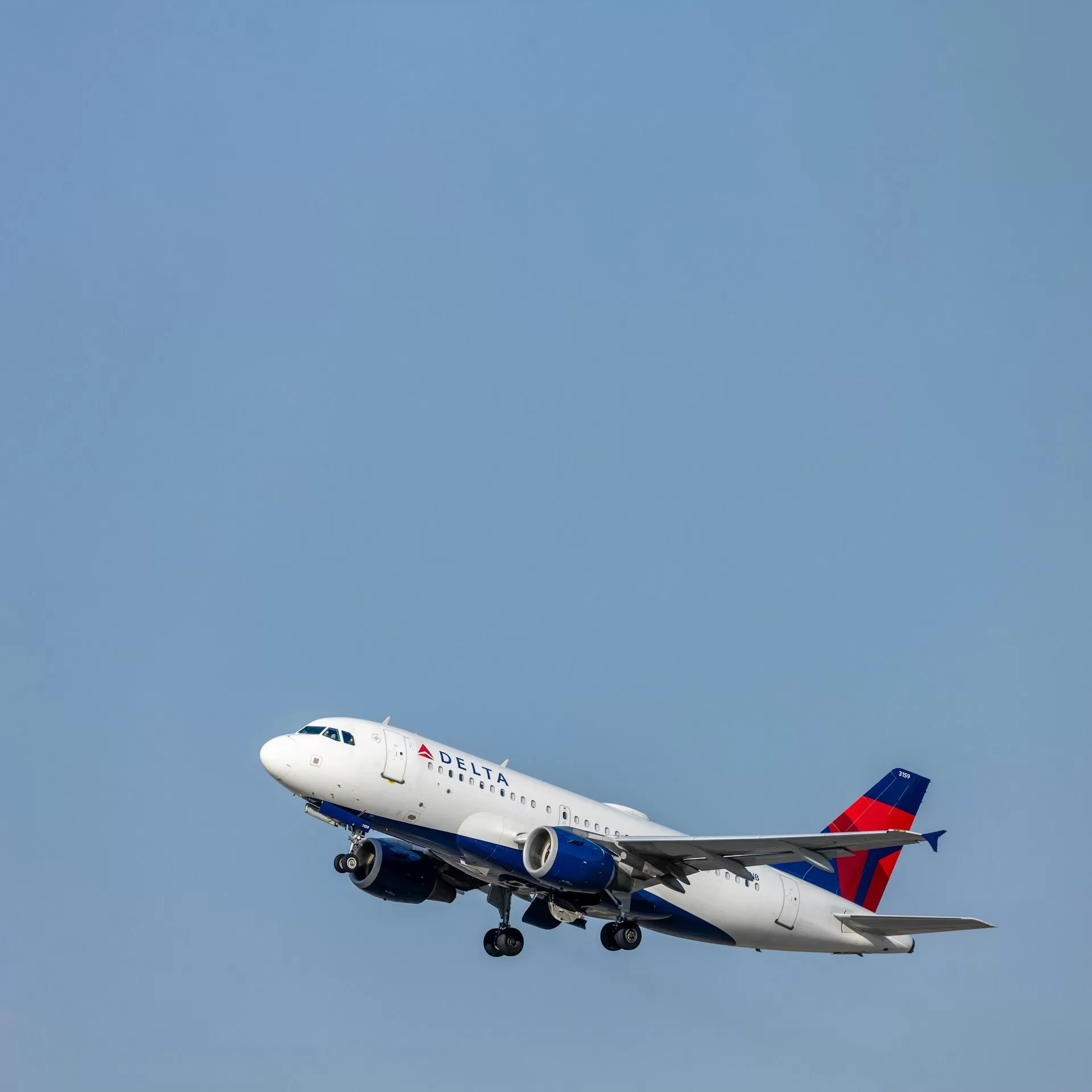 Delta vliegtuig stijgt op, met logo en kleuren duidelijk zichtbaar