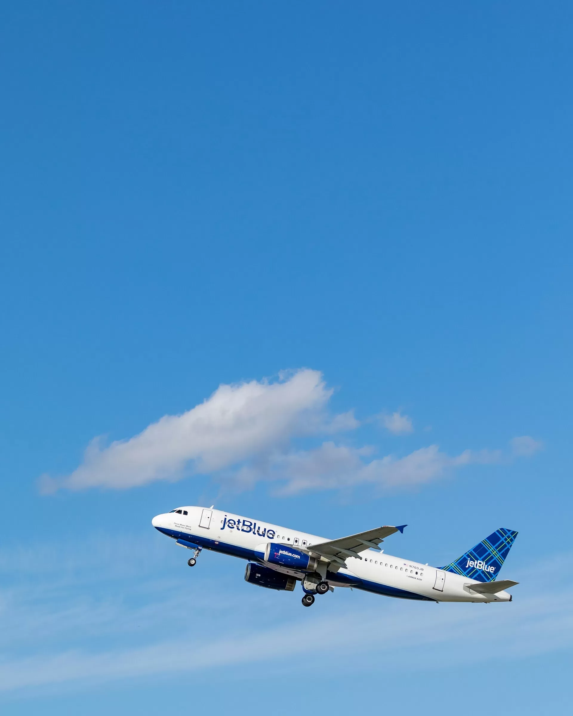 JetBlue vliegtuig stijgt op, met de livery duidelijk zichtbaar tijdens het vertrek