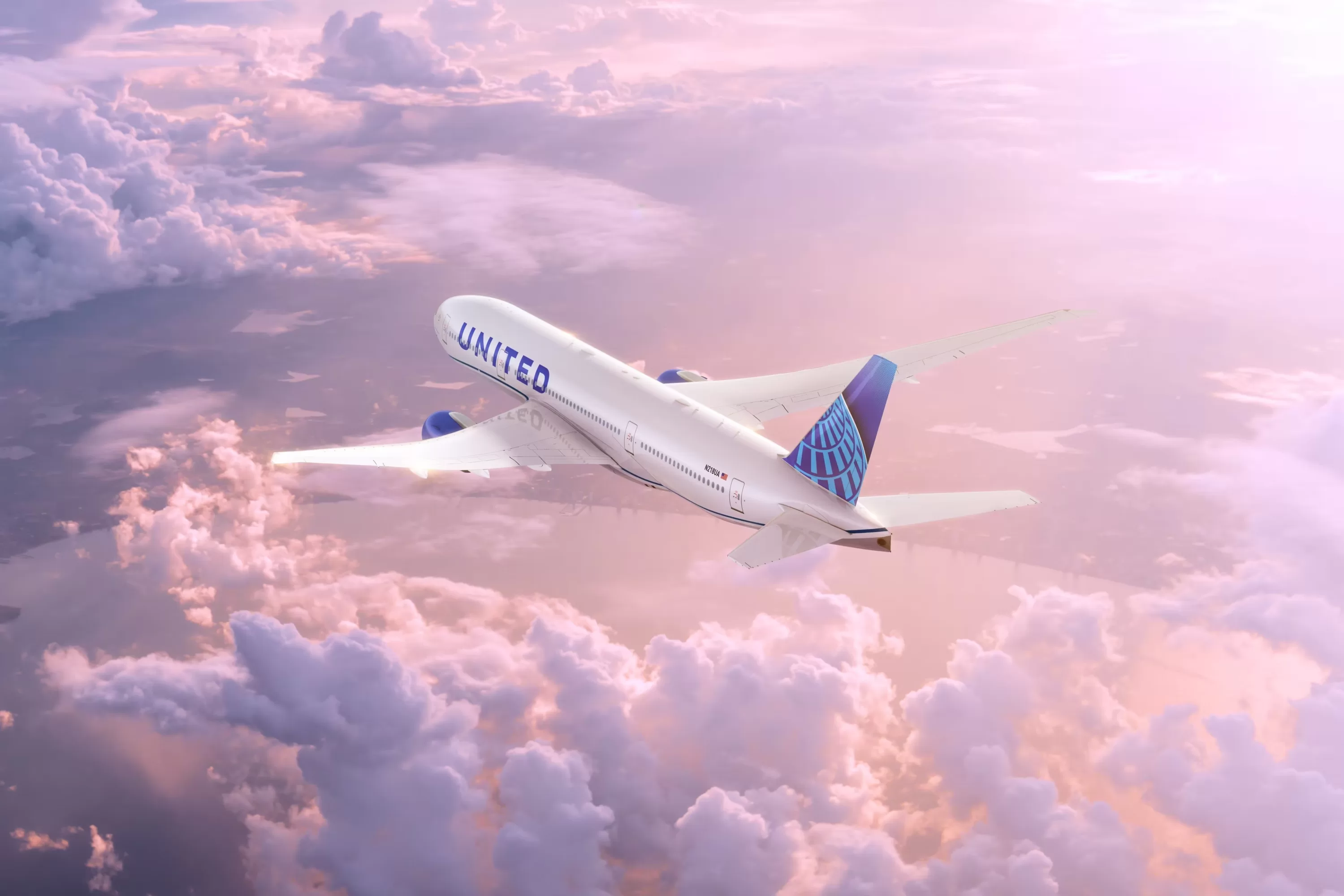 United Airlines vliegtuig hoog boven de wolken, vliegend in de lucht