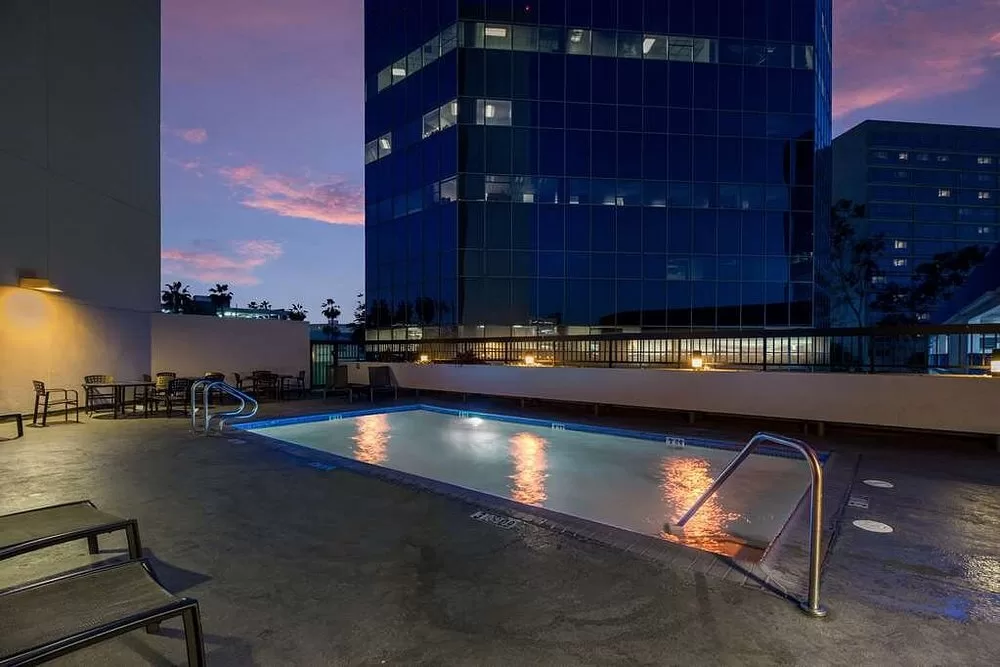 Buitenzwembad op het dakterras van het Hotel Sonesta Los Angeles Airport LAX Los Angeles