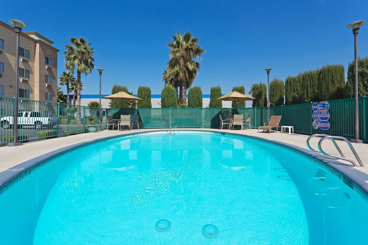 Buitenzwembad bij het Holiday Inn Express Bakersfield
