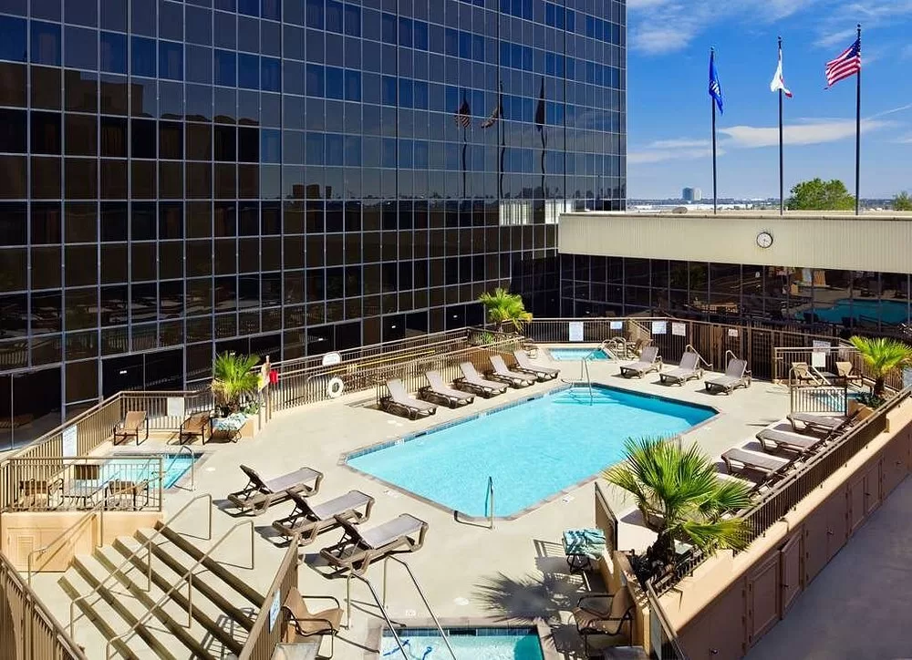 Buitenzwembad met jacuzzi's bij het Hotel Hilton Los Angeles Airport Los Angeles