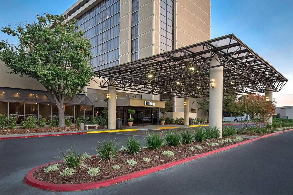 Exterior van het Hilton Sacramento Arden West