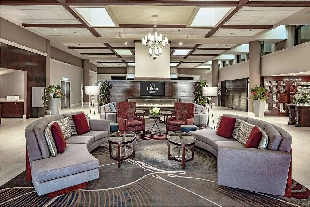 Zitgedeelte in de lobby van het Hilton Sacramento Arden West