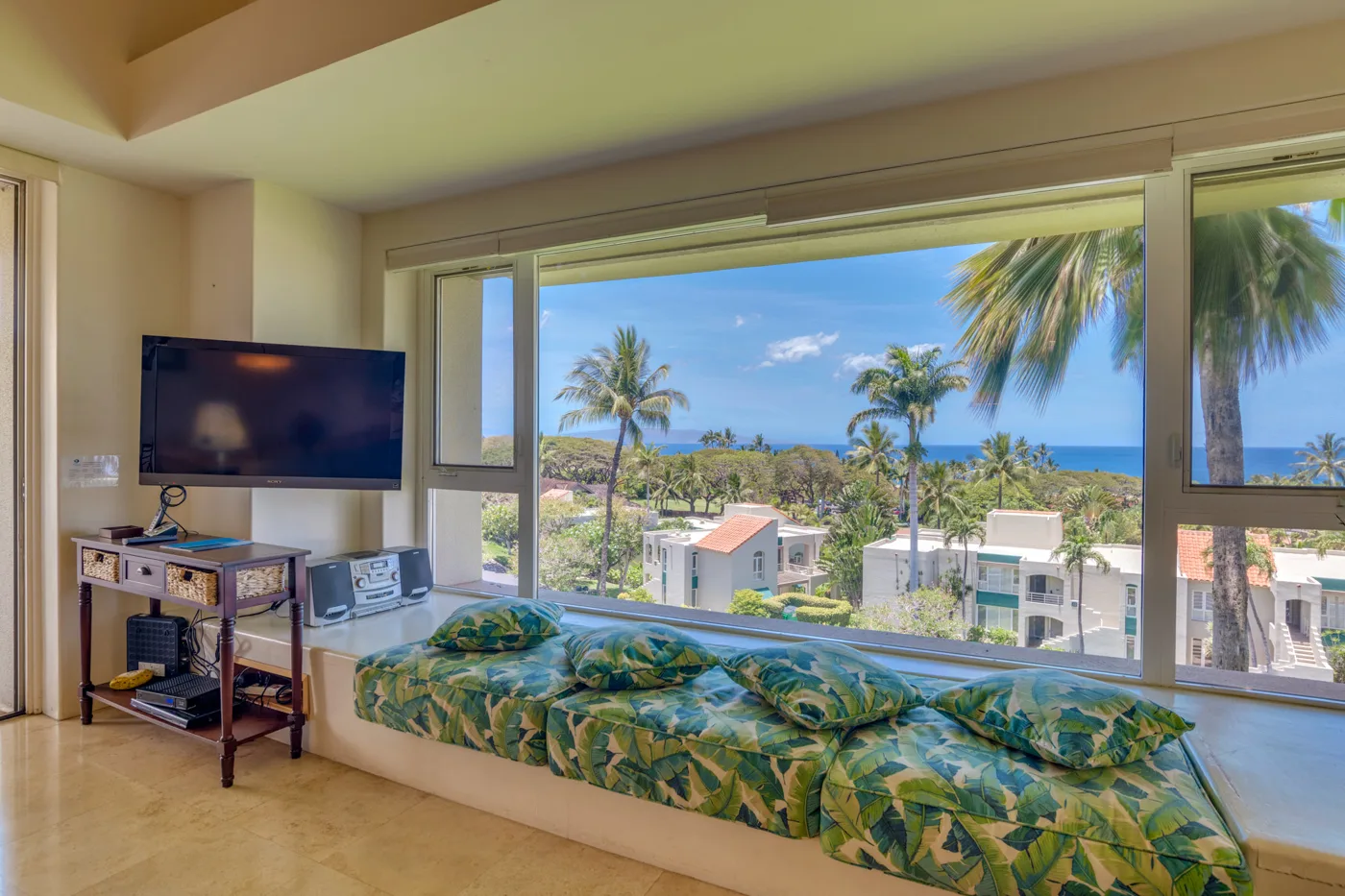 Zitgedeelte in het Hotel Palms at Wailea Maui met uitzicht op de zee