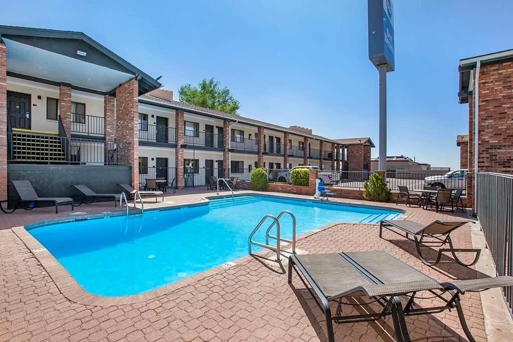 Buitenzwembad met ligstoelen bij het Best Western Arizonian Holbrook