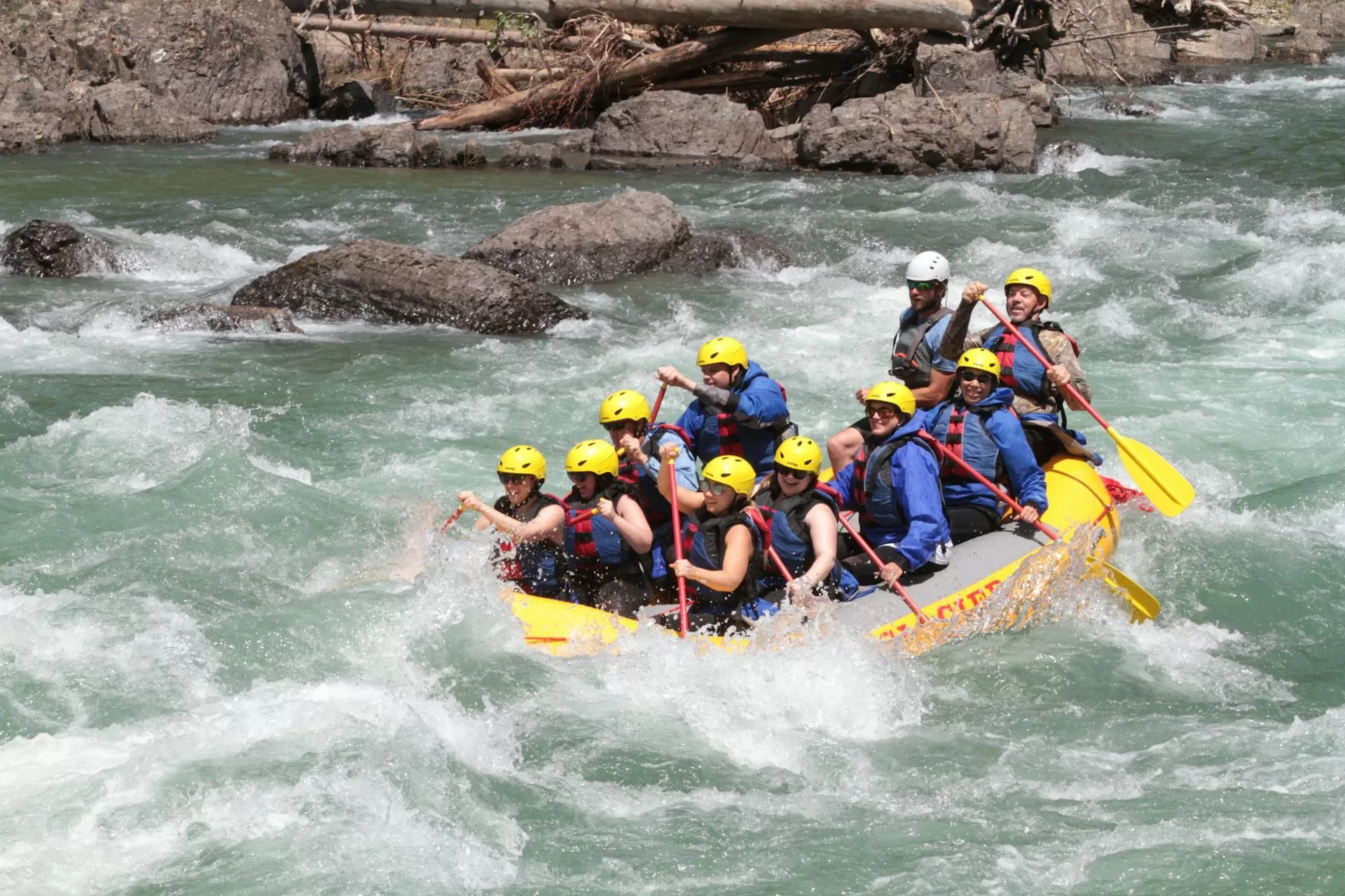 Menschen in einem gelben Boot beim Rafting auf dem zerklüfteten Colorado River, Abenteuer Wildwasser im Naturschutzgebiet