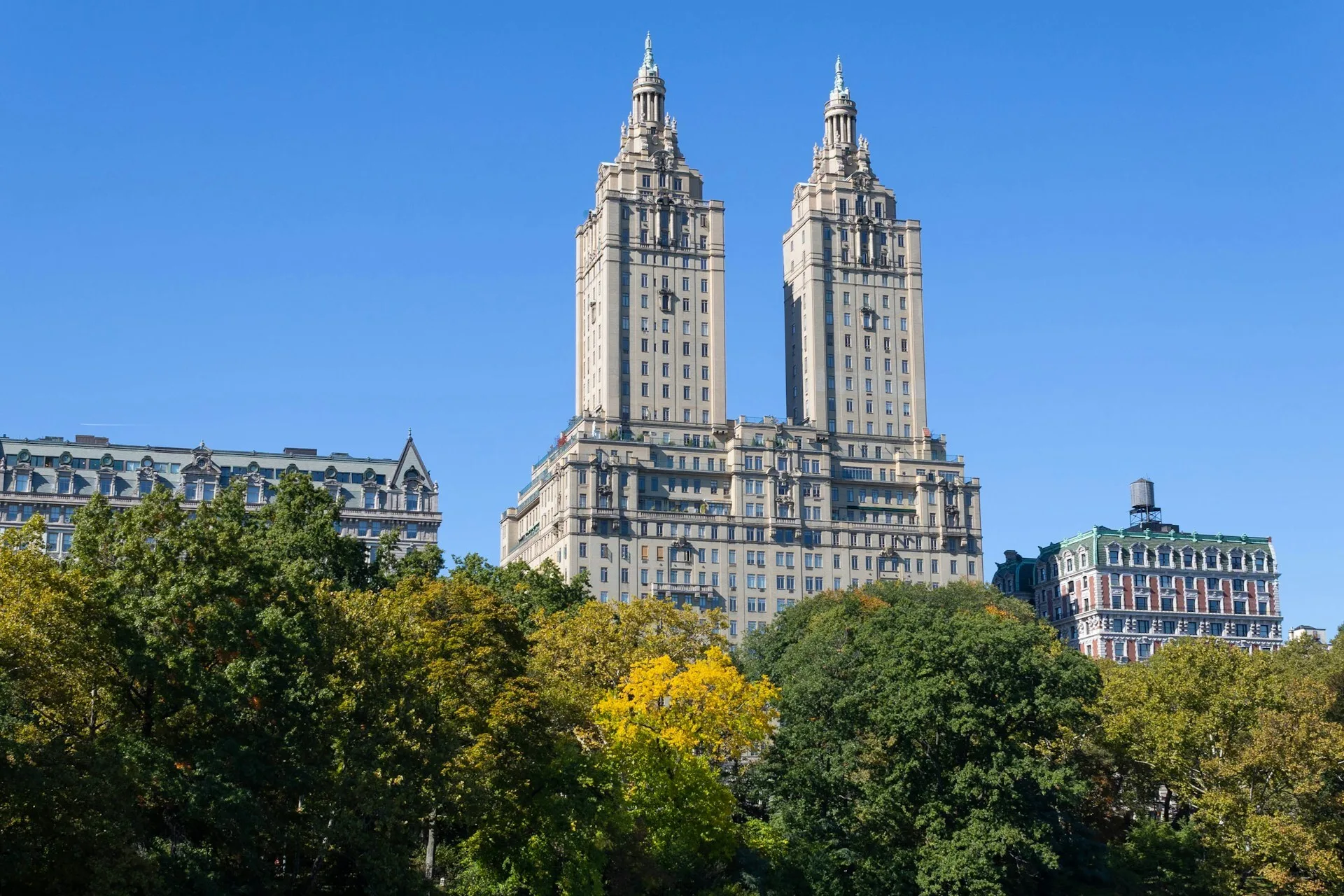 Uitzicht vanaf Central Park op het San Remo building
