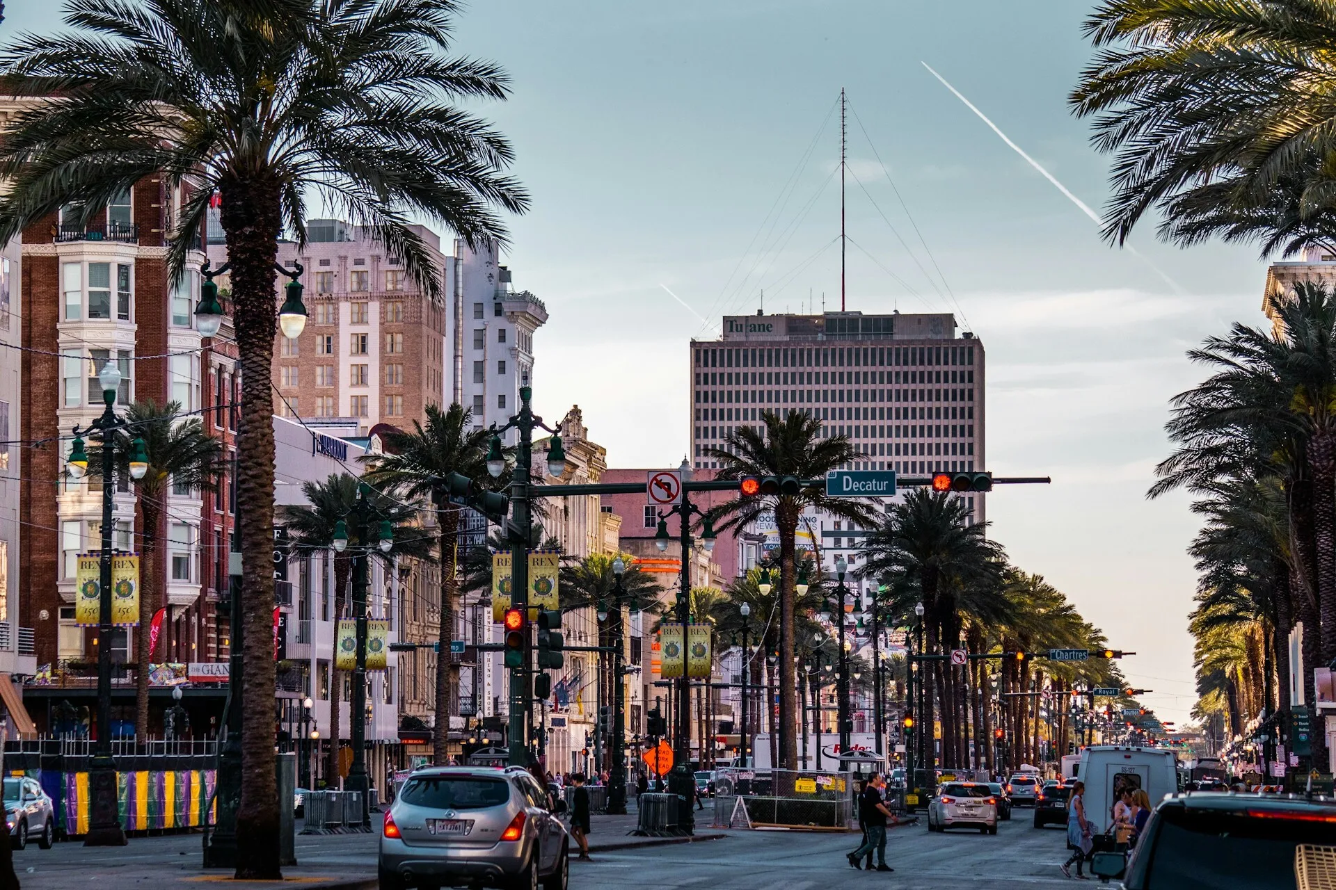 Een drukke straat in de binnenstad van New Orleans