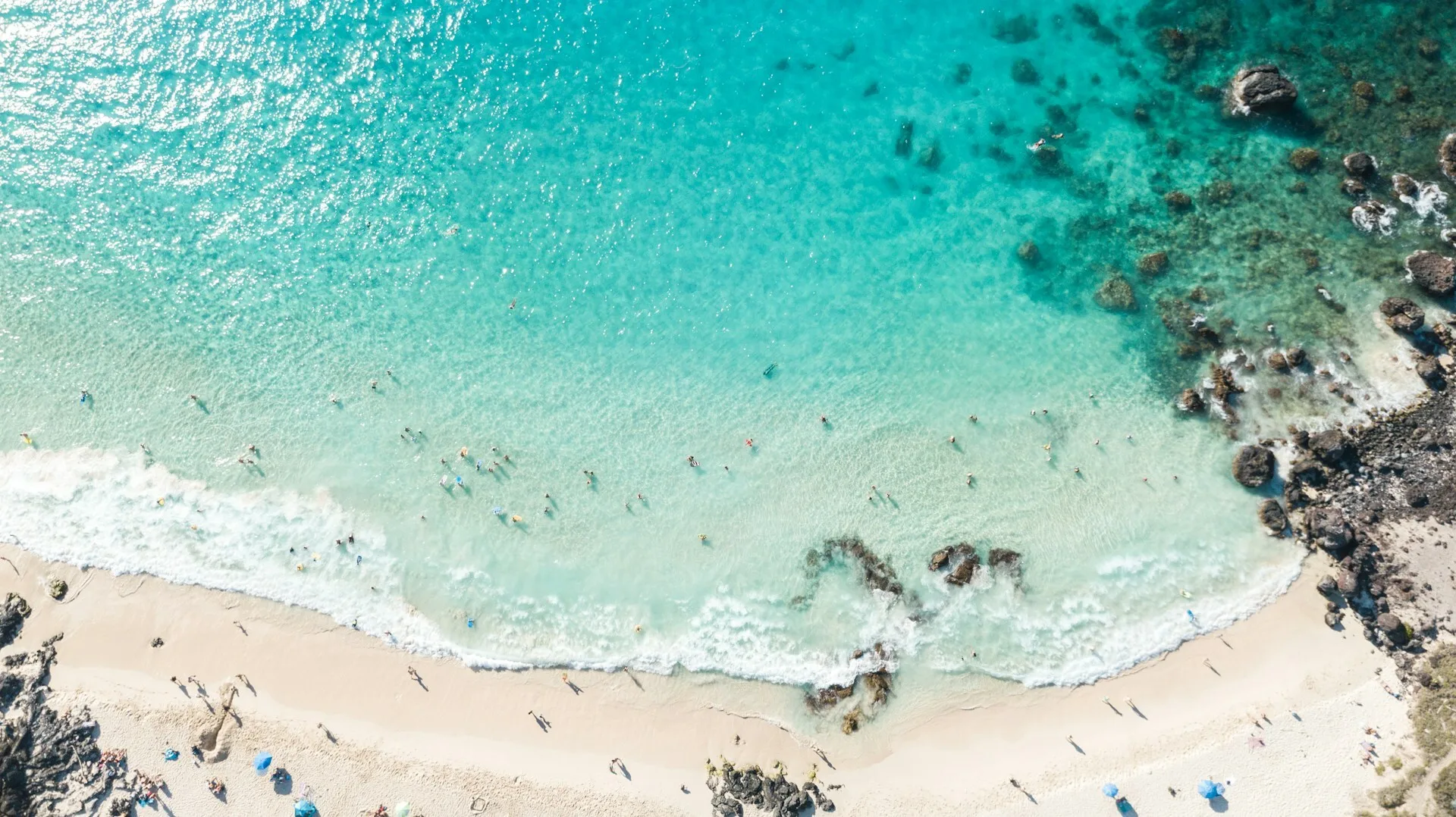 Luchtfoto van het witte strand en turquoise water op Big Island Hawaii