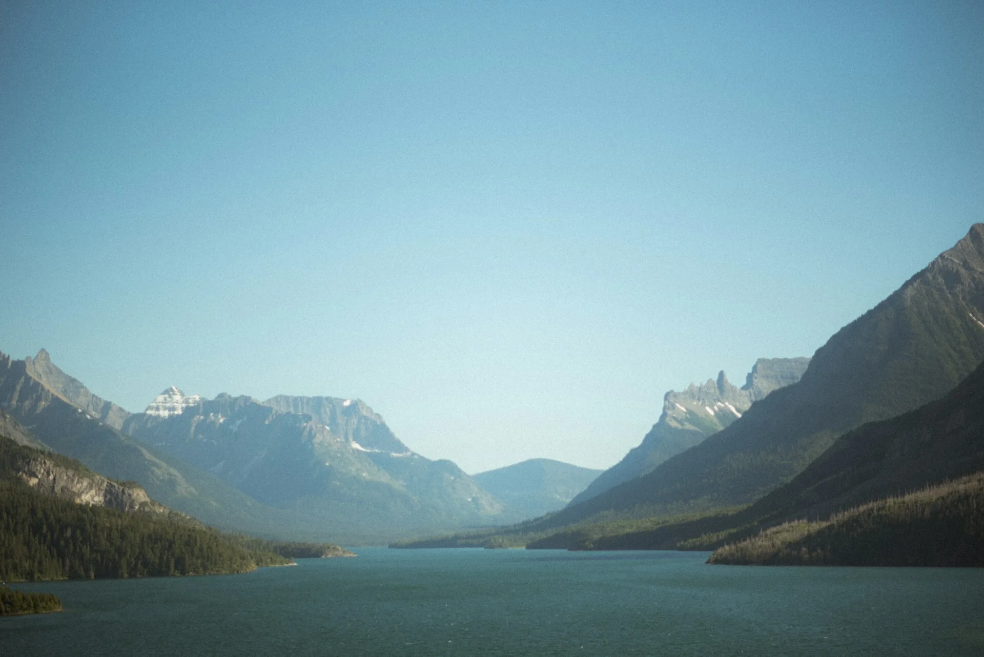 Uitzicht over het meer in Waterton met bergen ernaast