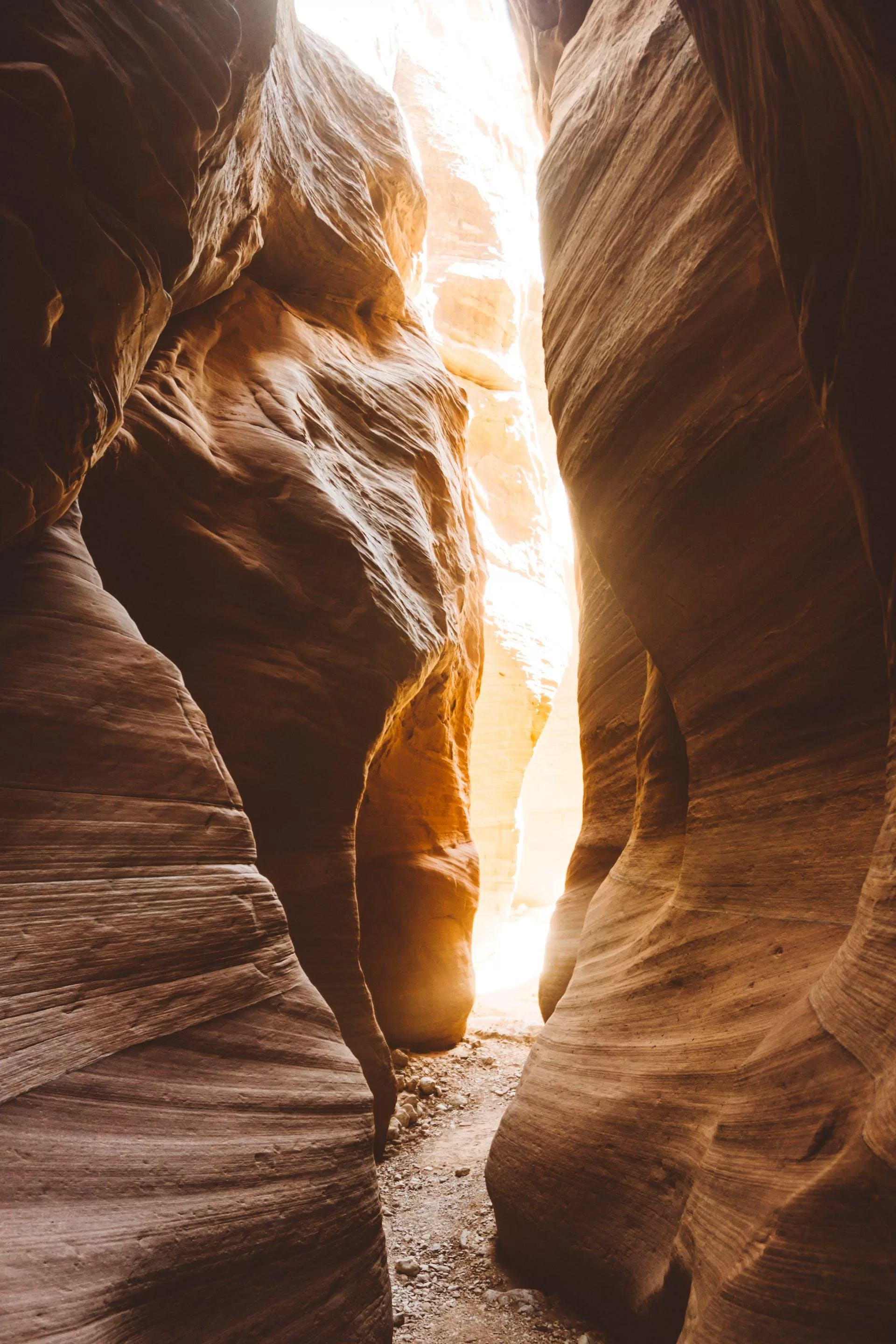 Looppad tussen de oranje wanden van de Lower Antelope Canyon