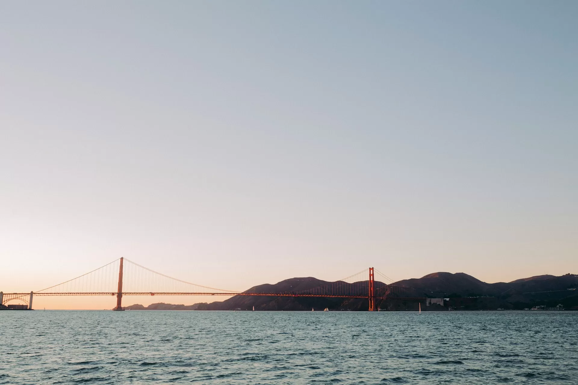 Golden Gate Bridge vom Wasser aus gesehen, ikonischer Blick auf die berühmte Brücke von San Francisco