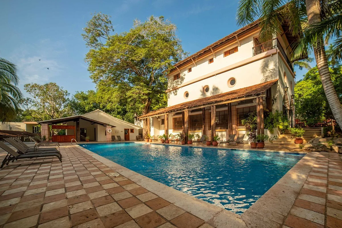 Buitenzwembad met ligstoelen bij het Hotel Mayaland Hotel Chichen Itza