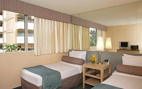 Standaardkamer met twee aparte bedden in het Hotel Aqua Aloha Surf Waikiki Oahu Honolulu