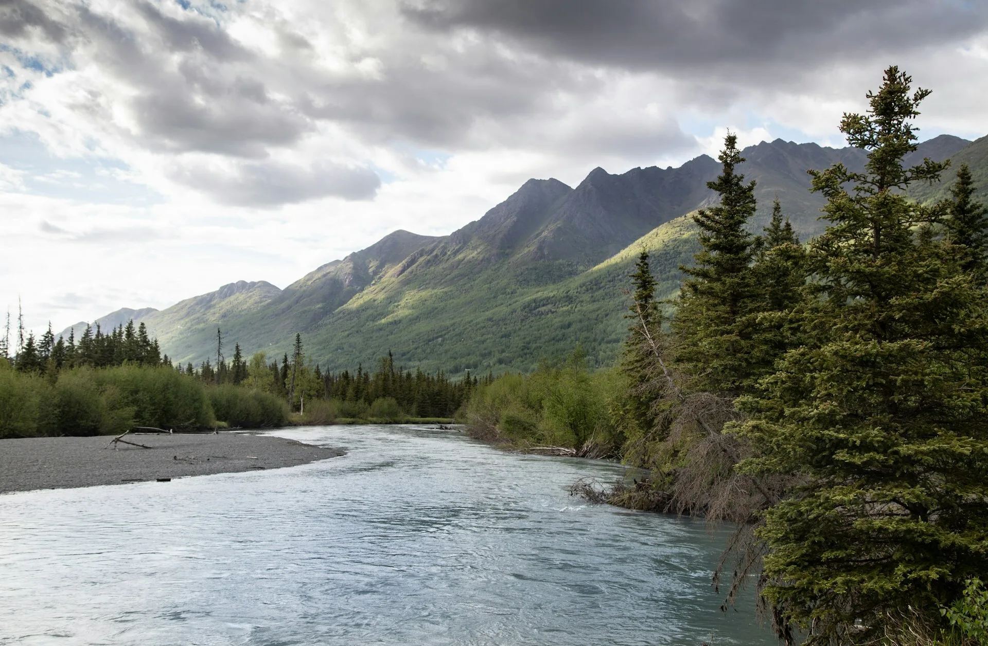 Een rivier langs de bergen in Anchorage, Alaska