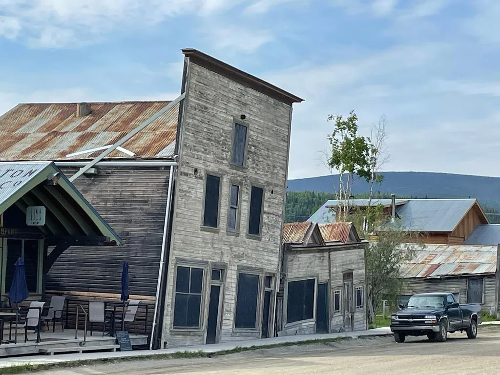 Een nagebouwde houten saloon in Dawson City