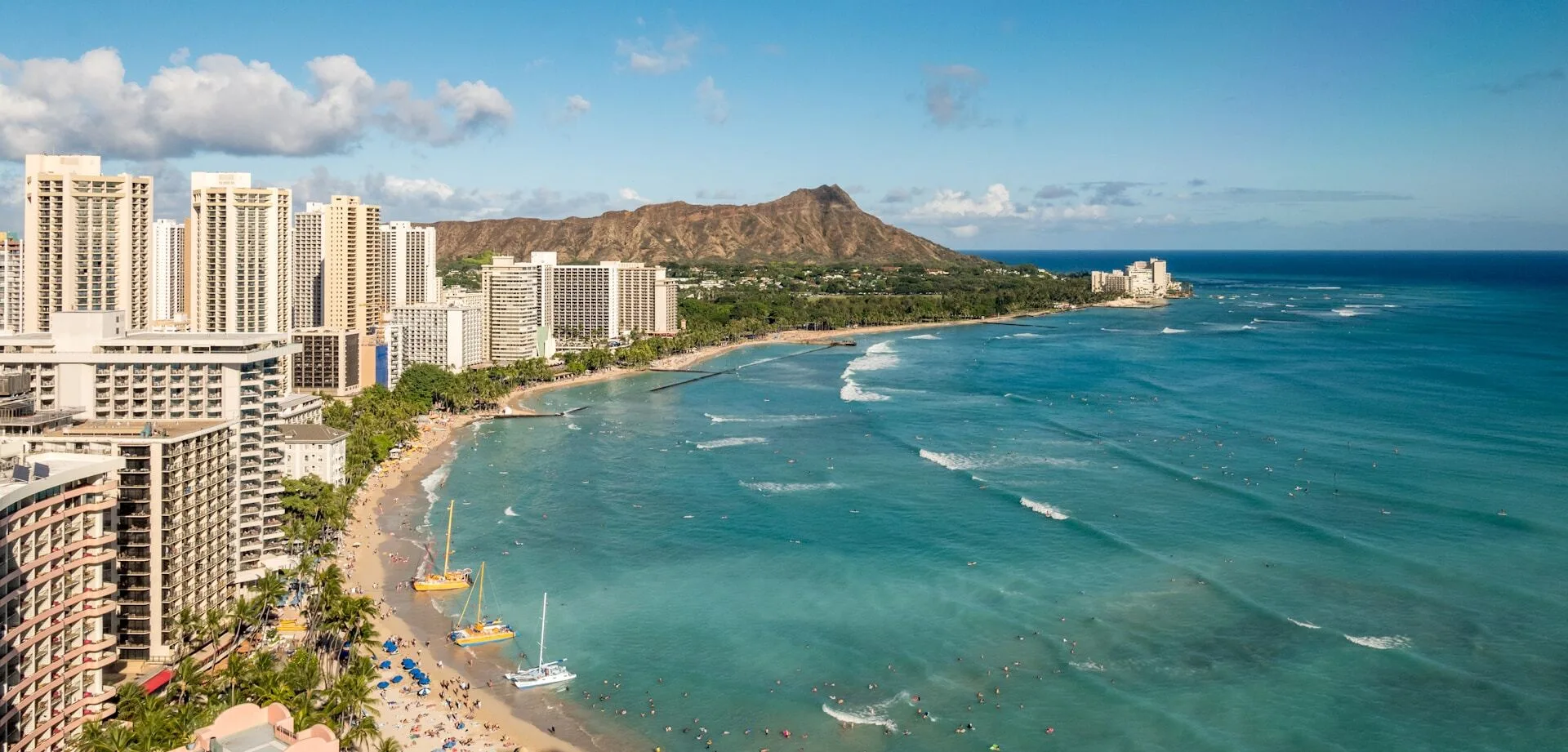 Kustlijn van Waikiki Beach met de Diamond Head Crater op de achtergrond.