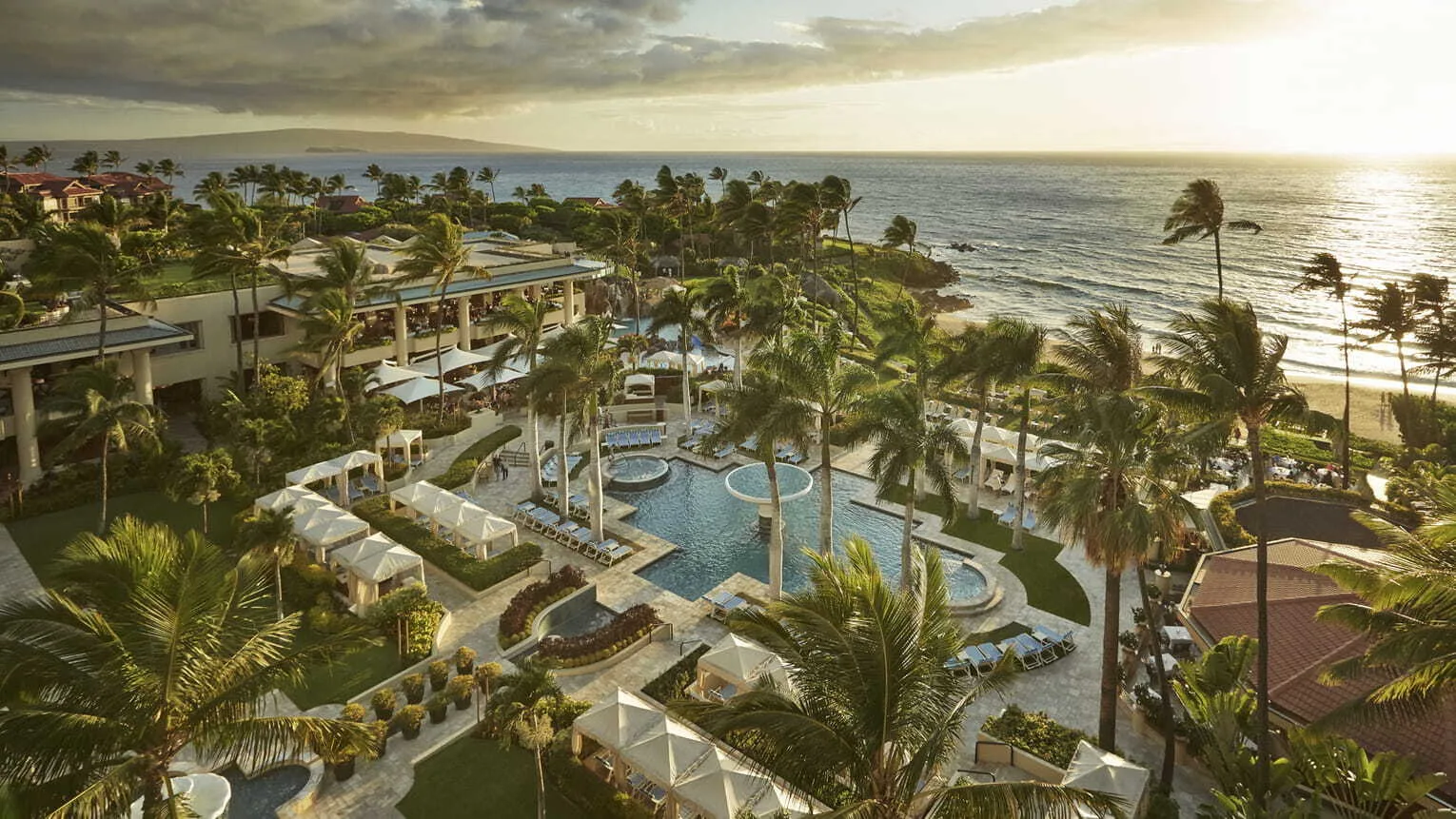 Luchtfoto van het Hotel Four Seasons Resort Maui Kihei aan het strand