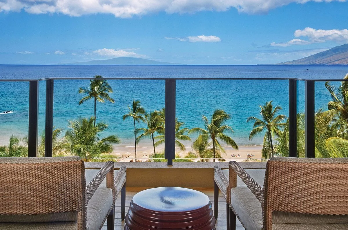 Uitzicht op het strand en de zee vanaf een terras van het Four Seasons Resort op Maui