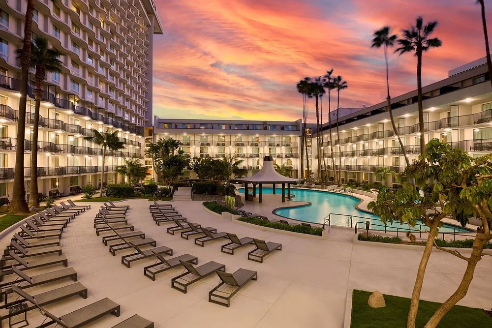 Buitenzwembad met ligbedjes bij het Hotel Los Angeles Airport Marriott Los Angeles