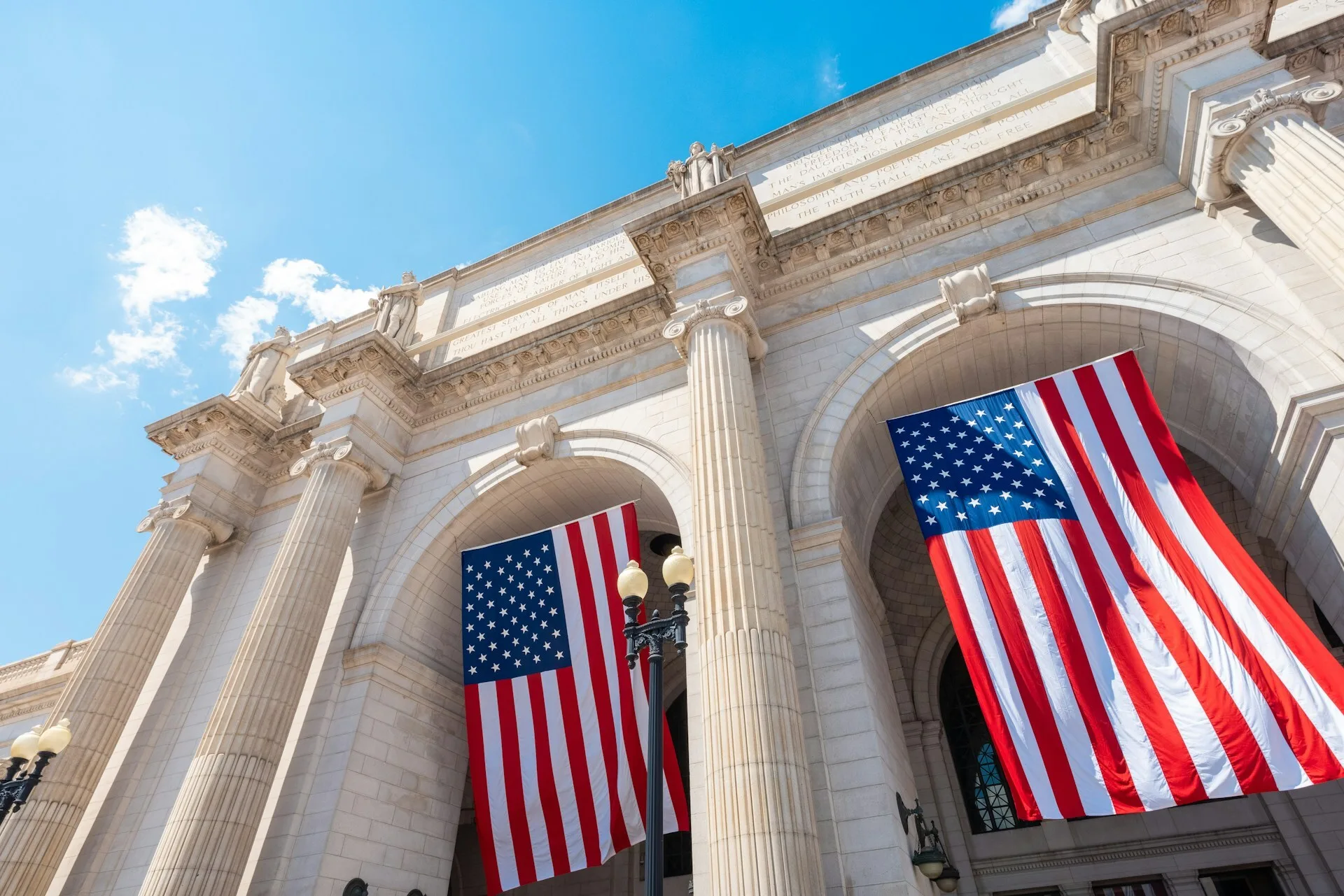 Amerikaanse vlaggen aan de gevel van Union Station in Washington DC Amerika