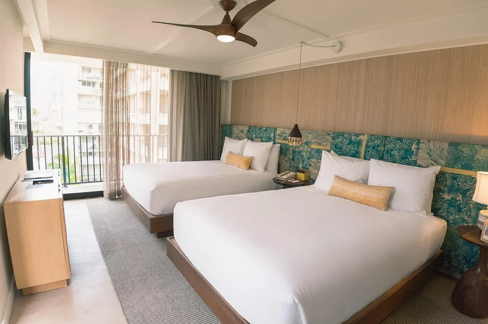 Standaardkamer met twee aparte bedden en een balkon in het Hotel The Surfjack Hotel Swim Club Waikiki