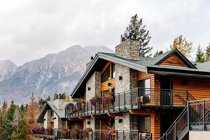 Exterior van het Hotel Pyramid Lake Lodge Jasper aan de voet van een berg