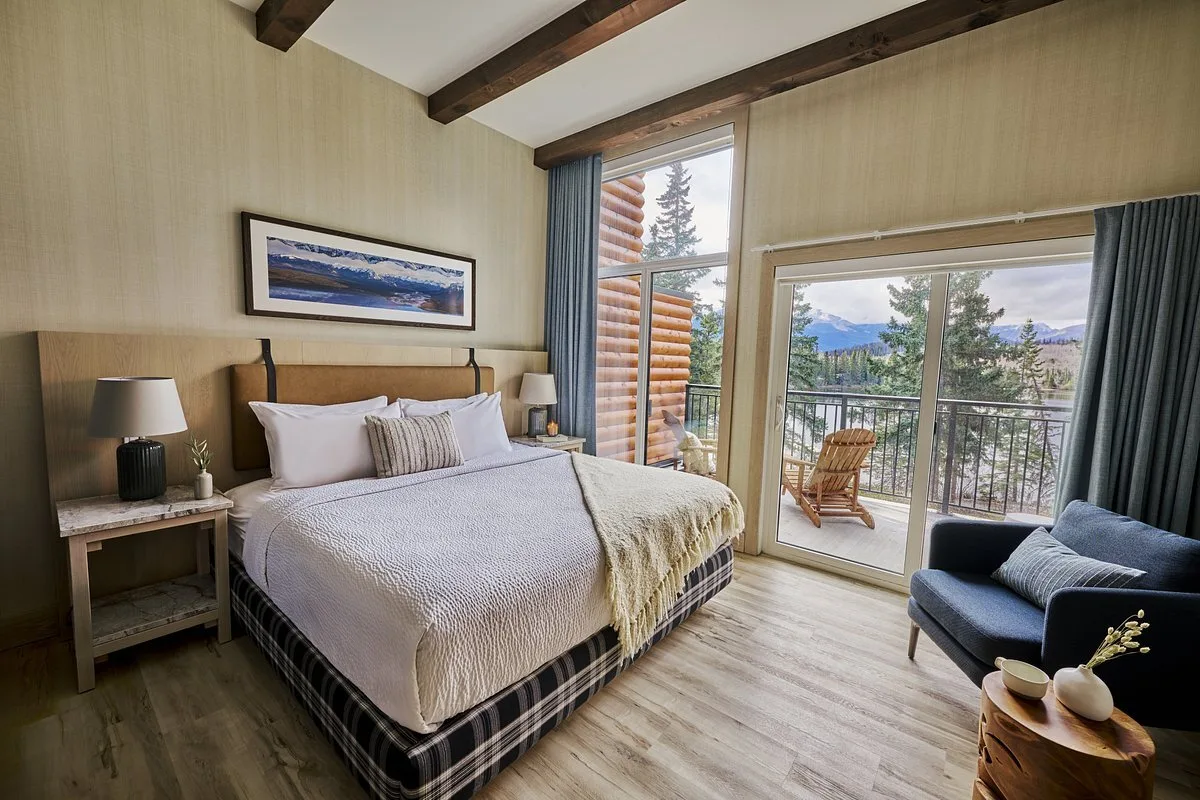 Standaardkamer met balkon in het Hotel Pyramid Lake Lodge Jasper