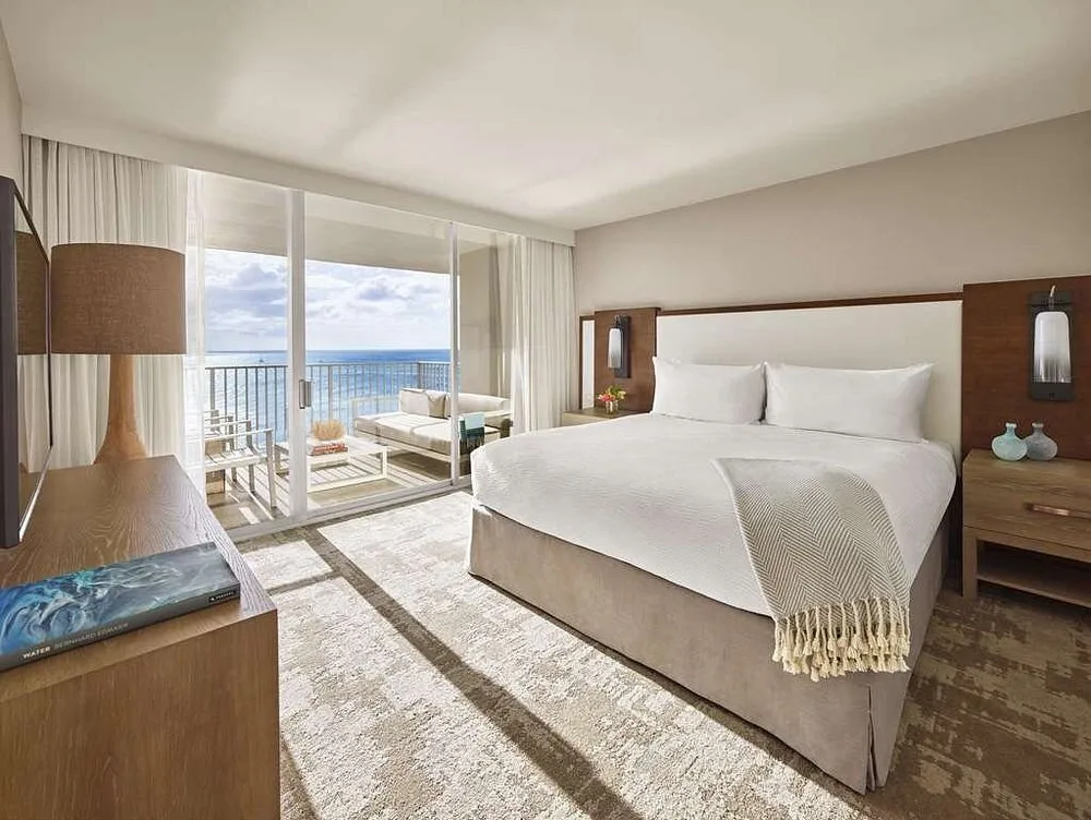 Kamer met balkon en uitzicht op de zee in het Hotel Alohilani Resort Waikiki Beach Waikiki