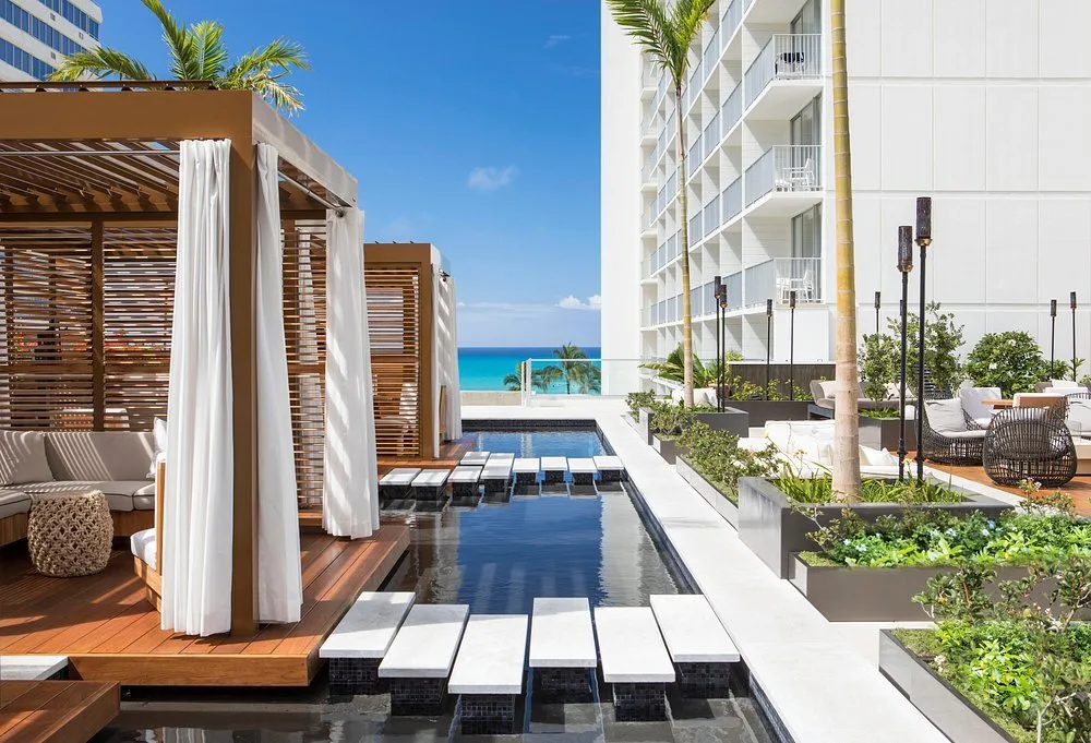 Cabana's aan het water bij het Hotel Alohilani Resort Waikiki Beach Waikiki