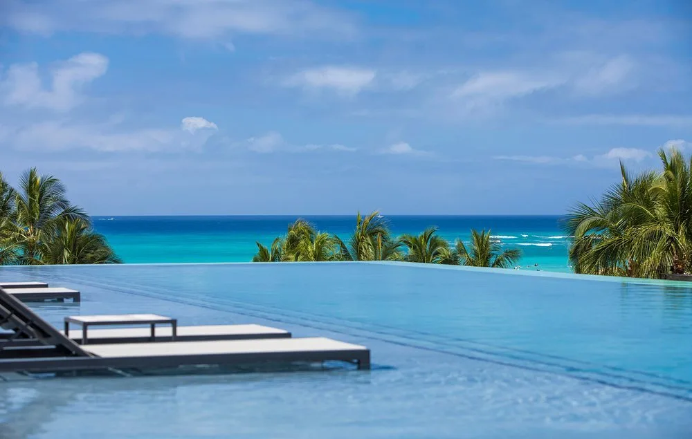 Infinity pool met uitzicht over de zee bij het Hotel Alohilani Resort Waikiki Beach Waikiki