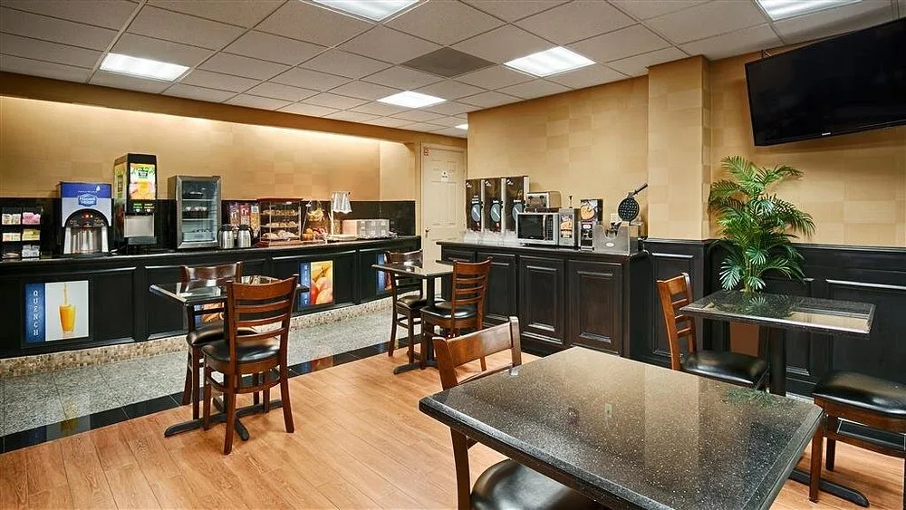 Ontbijtzaal in het Hotel Best Western Plus Northwest Inn Suites Houston