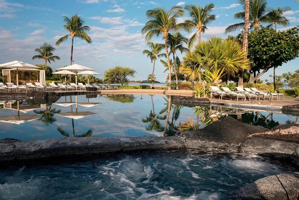Buitenzwembad met jacuzzi bij het Hotel Waikoloa Beach Marriott Resort Spa Waikoloa