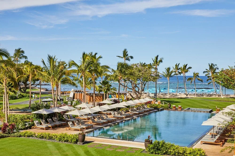 Buitenzwembad met de zee op de achtergrond bij het Hotel Mauna Lani Auberge Resorts Collection Waimea