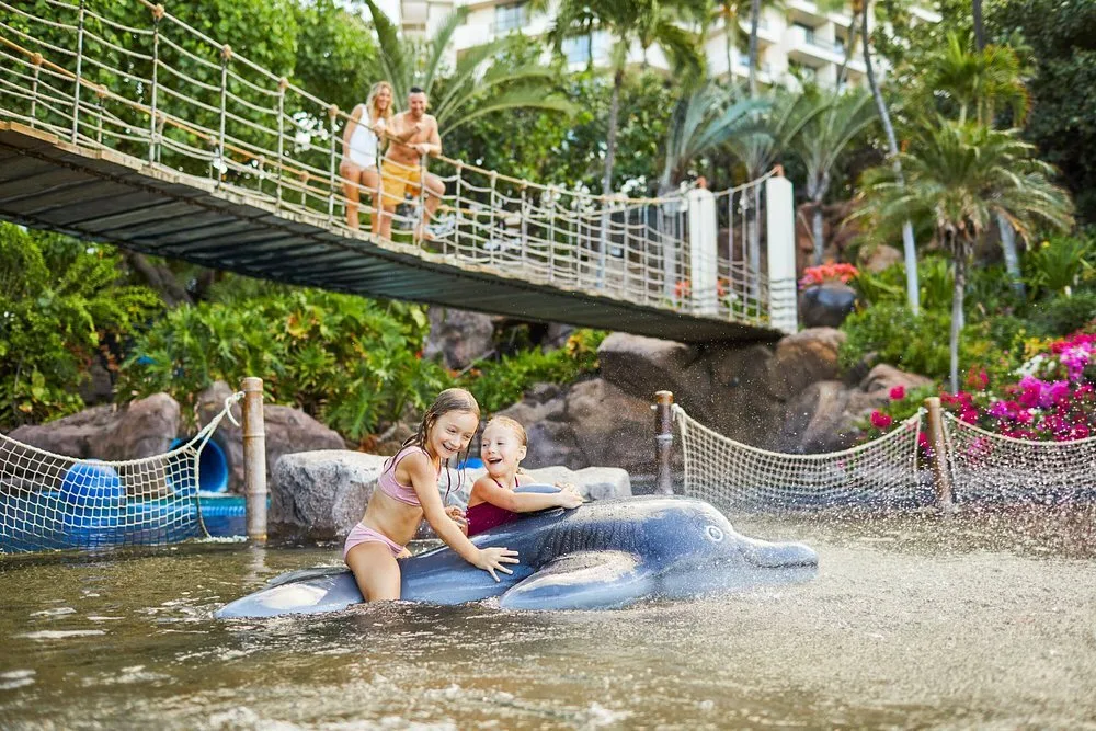 Buitenzwembad met wildwaterbaan en glijbaan bij het Hotel Hyatt Regency Maui Resort Spa Lahaina