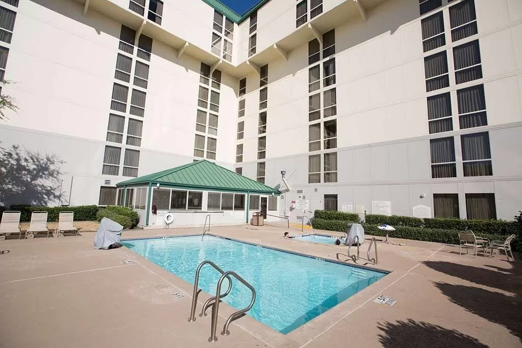 Buitenzwembad van het Hotel Hilton Garden Inn Market Center Dallas