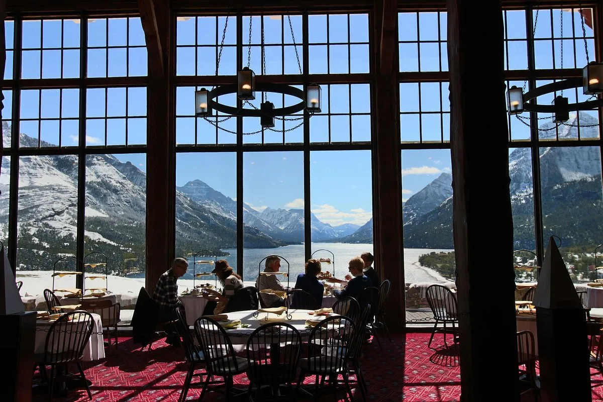 Restaurant met uitzicht over het meer tussen de bergen in het Hotel Prince Of Wales Hotel Waterton Park