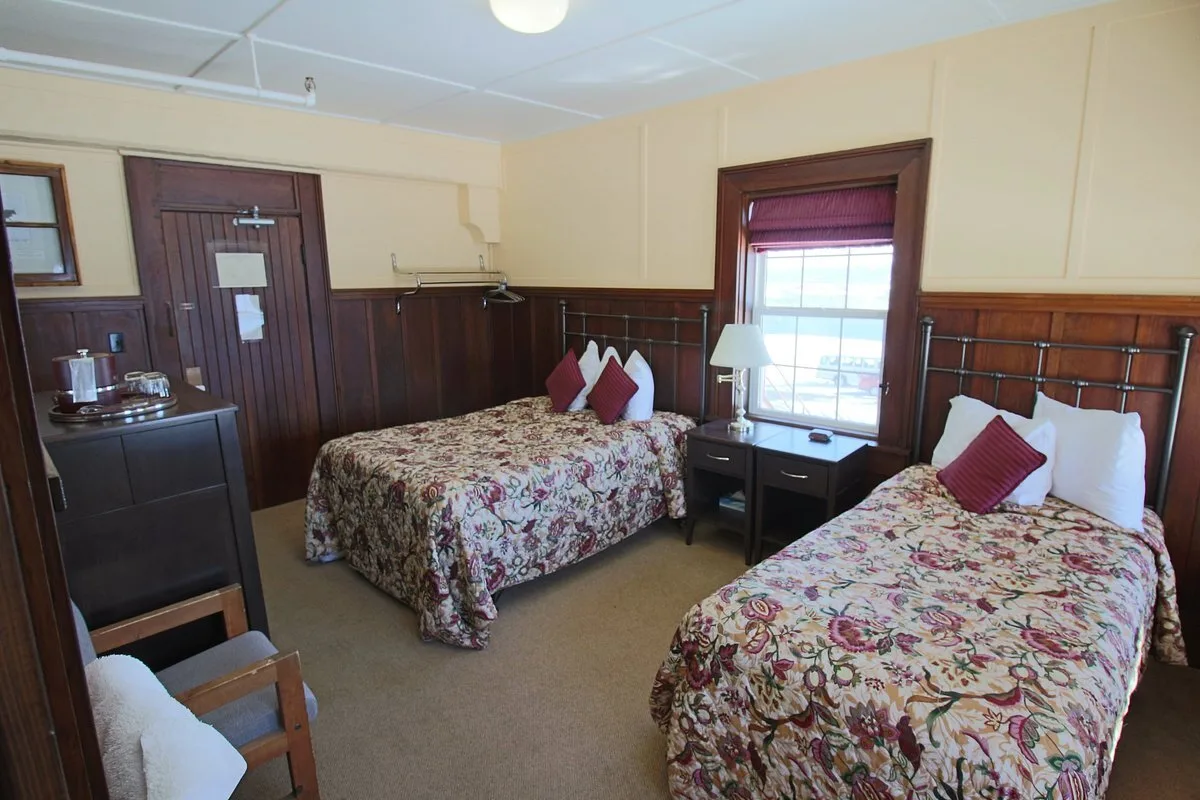Hotelkamer met twee aparte bedden in het Hotel Prince Of Wales Hotel Waterton Park