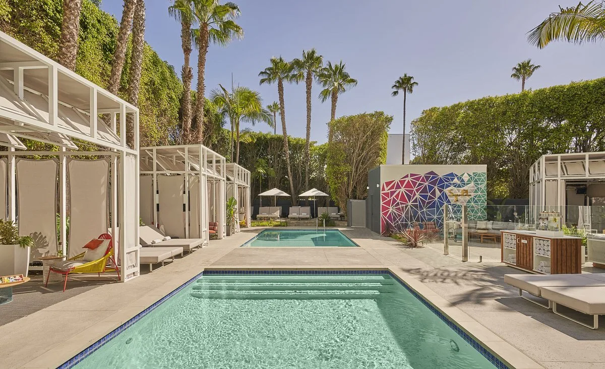 Buitenzwembad met ligbedjes en cabana's bij het Viceroy Santa Monica