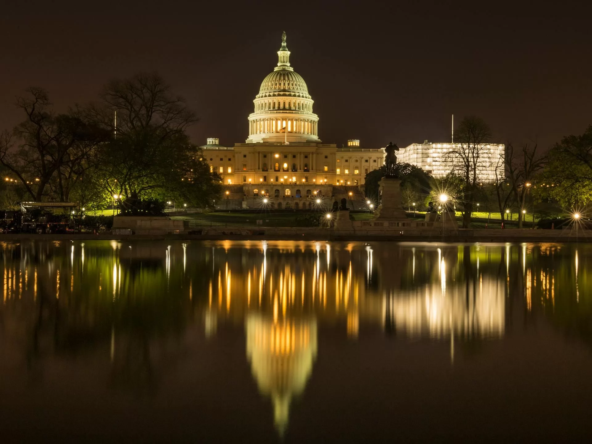 Beleuchtetes Washington Capitol Gebäude bei Nacht, ikonische Nachtansicht in Washington D.C.